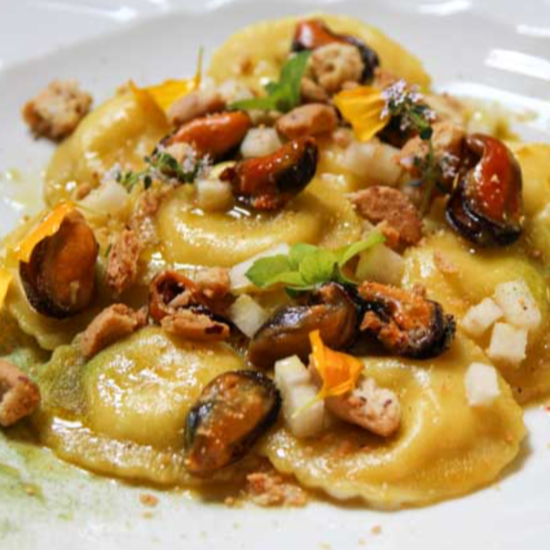 Bauletti ripieni di erberinato "Az. Agricola Cascina delle Pantane" cozze, brunoise di pera e tarallo alle mandorle